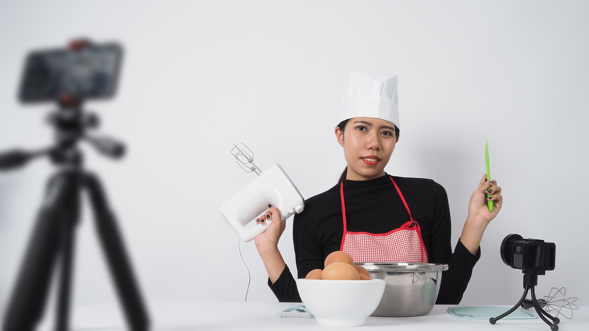 Persona che cucina davanti a telecamera