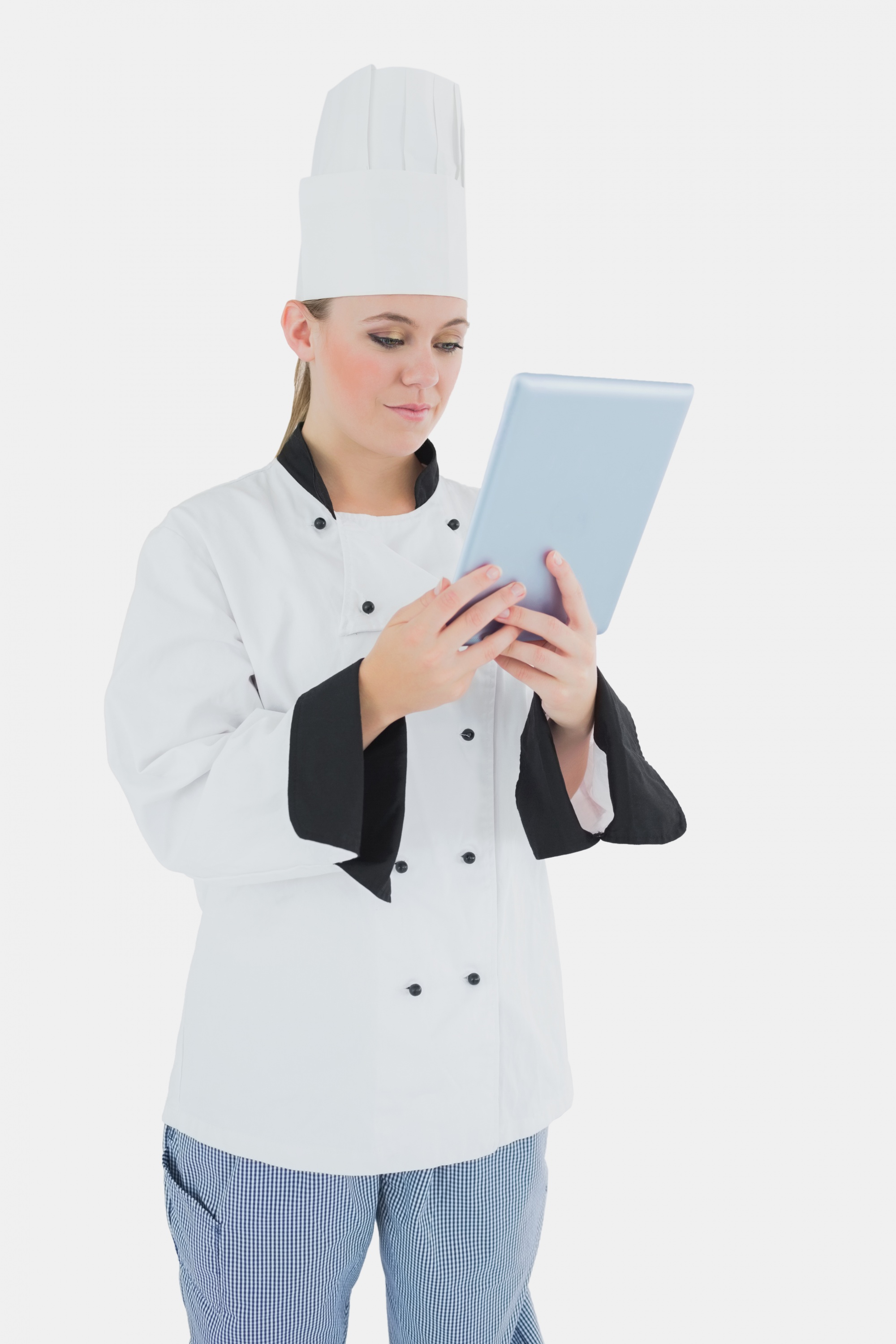 Chef in cucina con tablet e luci futuriste